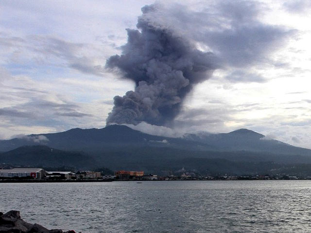  Gunung  Lokon  Meletus