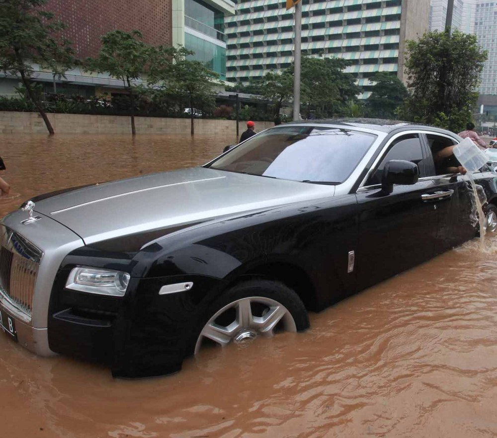  Mobil Super Mewah Rolls Royce pun Berenang di Banjir 