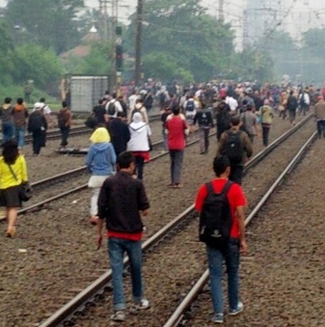 KRL Hanya Sampai Manggarai, Penumpang Ramai-ramai Jalan Kaki Ke Gondangdia