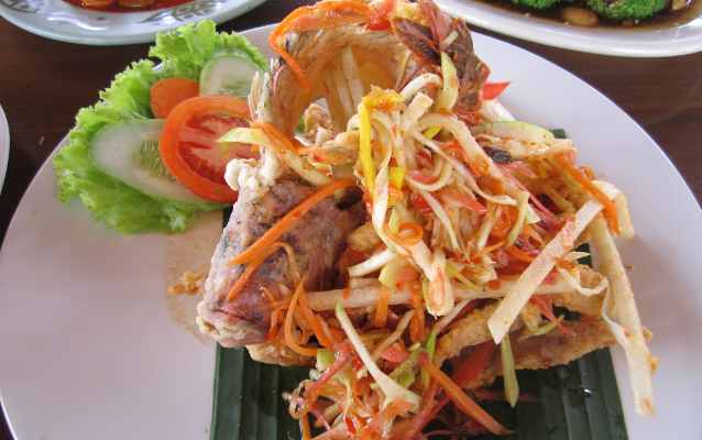 Ketika Ikan Nila Goreng Dibalut Rujak Kecombrang yang Wangi