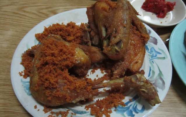 Sedap Mantap Ayam Kremes plus Sambal Pedas Manis!