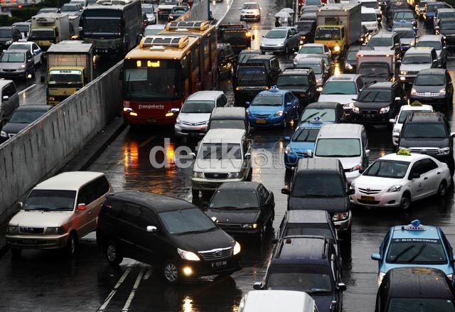 Imbas Hujan Deras, Kemacetan Terjadi Di Tol Dalam Kota