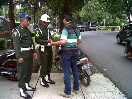 Pengguna Atribut Militer Di Semarang Dirazia 5 Stiker 2 Helm Disita