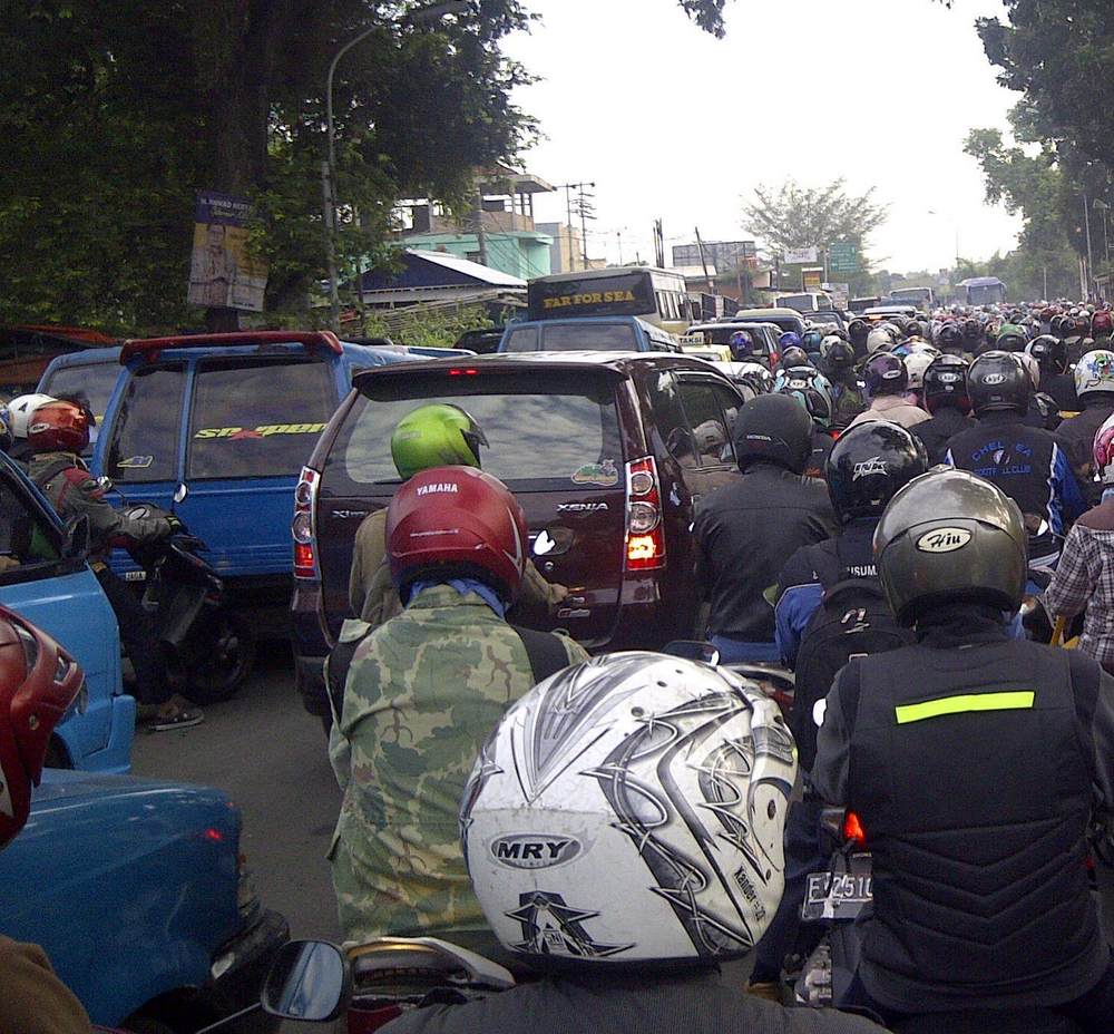 Pengendara Saling Serobot Simpangan Depok Macet 1 Km