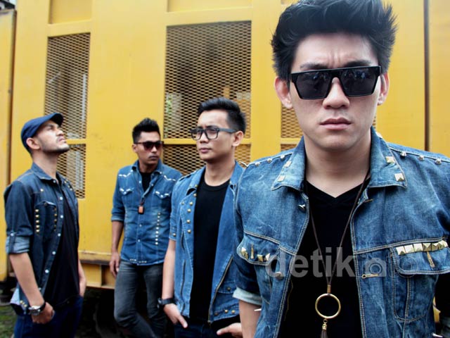 45 Bani Kapten Band PNG