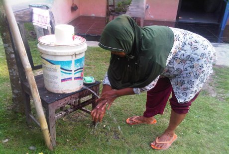 Tiap Rumah di Desa Ini Sediakan Tong Air untuk Cuci Tangan 