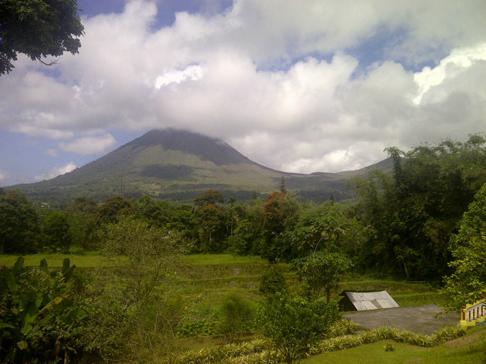 Gunung Lokon Meletus, Warga Diminta Tak Beraktivitas di ...