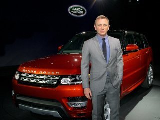 Naik Range Rover, Daniel Craig Tutup Jalanan New York