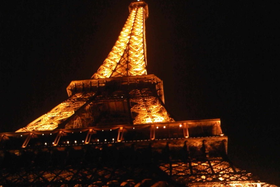 Ternyata, Menara Eiffel Lebih Romantis di Malam Hari
