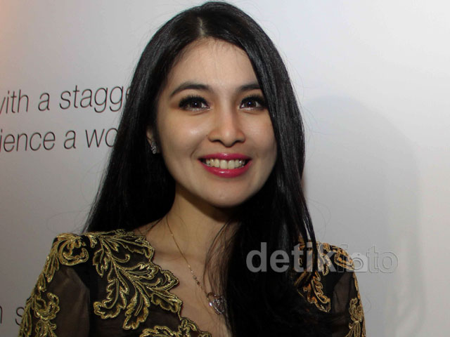 Aih, Cantiknya Sandra Dewi