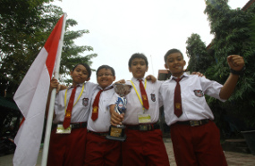 Pelajar SD Muhammadiyah 1 Sidoarjo Juarai Kontes Robot di Singapura