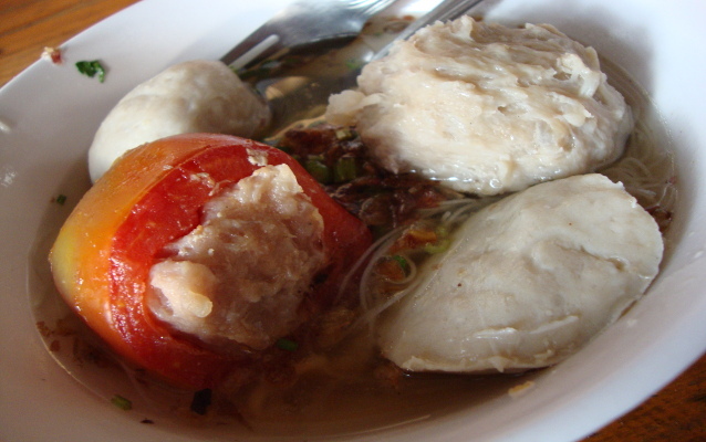 Aduh Enaknya, Kena Semprot Gurih Segar Bakso Moncrot!