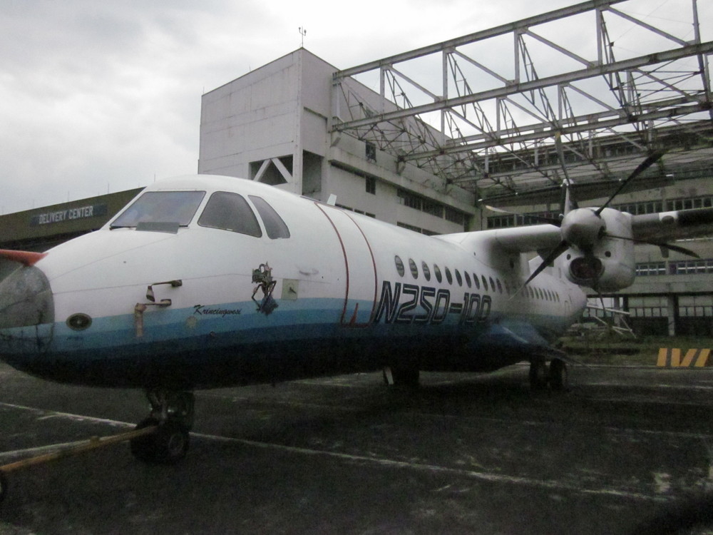 Pesawat N219 Nurtanio yang dimodifikasi menjadi Maritime Surveillance Aircraft (MSA) sedang terbang di atas perairan luas Indonesia. Tampilkan elemen teknologi canggih seperti radar atau sensor optik di badan pesawat, mencerminkan kolaborasi antara PT Dirgantara Indonesia dan Scytalys Yunani untuk keamanan maritim.