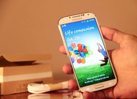 beda samsung gear s3 dan s4