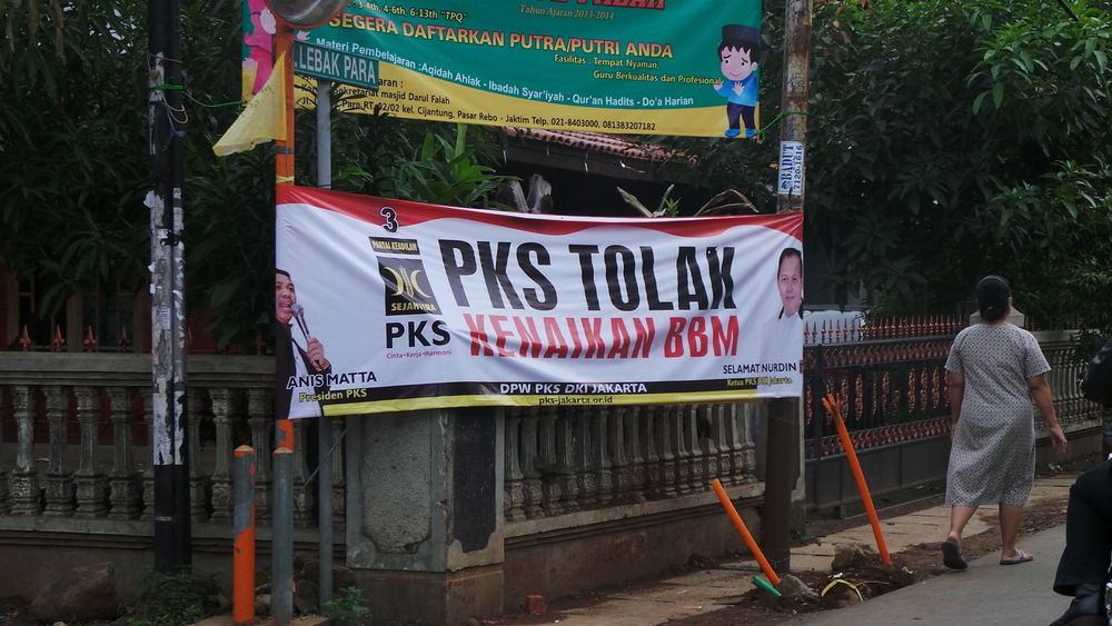 PKS Tebar Spanduk Tolak Kenaikan BBM dengan Gambar Anis Matta