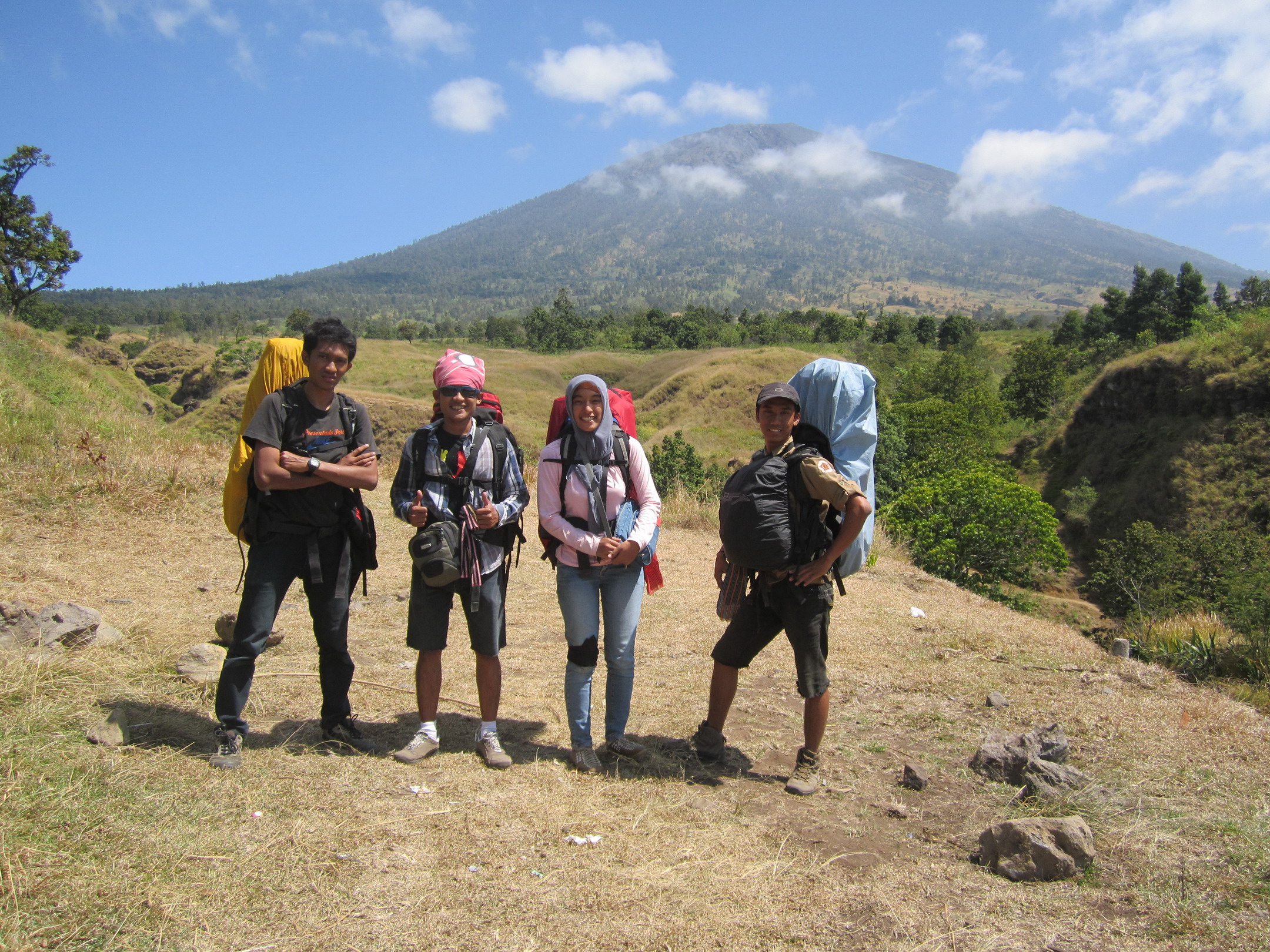 Memuji Kecantikan Gunung Rinjani Memuji Kecantikan Gu