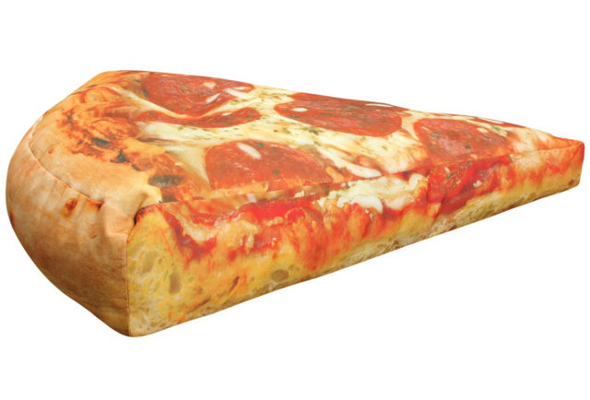 Yummy Asyiknya Tidur di Atas Pizza