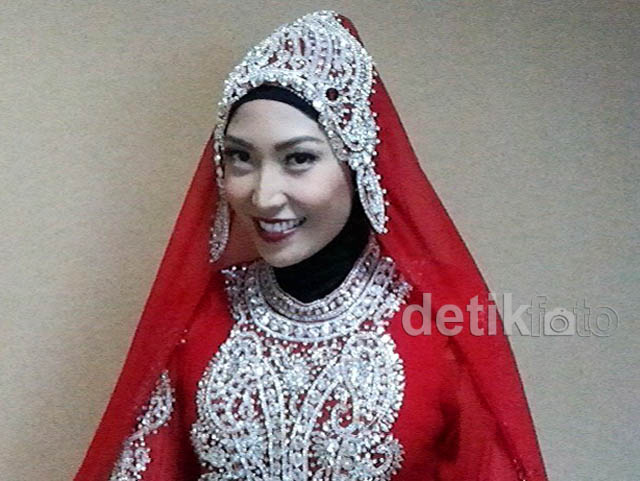 Ayu Dewi Berkerudung Merah