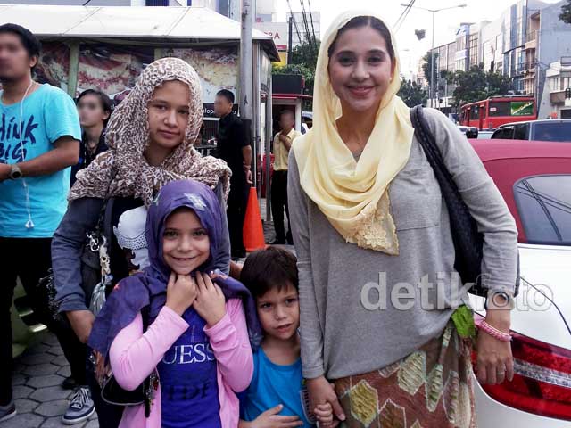 Ayu Azhari dan Anak-anak Kesayangannya