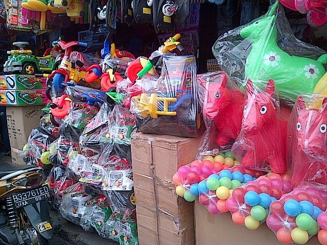 Bertandang ke Pasar  Gembrong  Surganya Mainan  Anak Murah