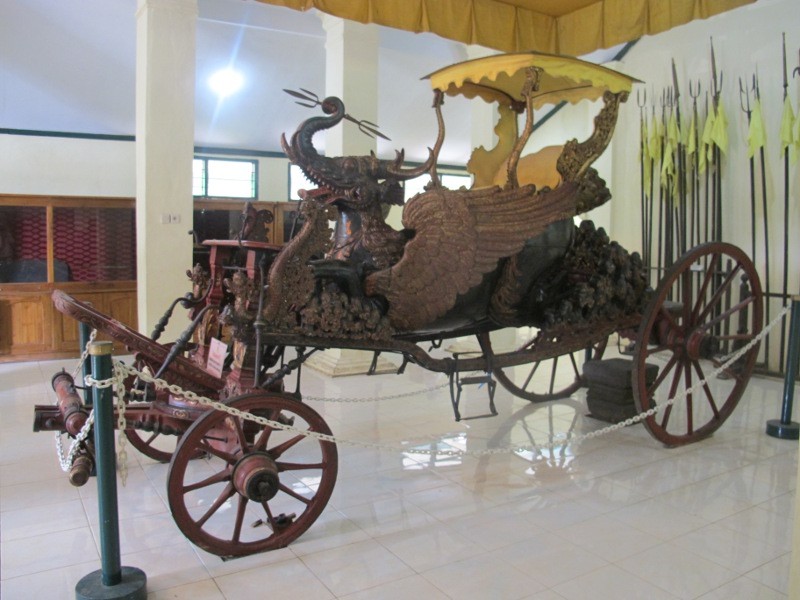 Tradisi Lebaran di Keraton Cirebon: Cuci Kereta Singa Barong