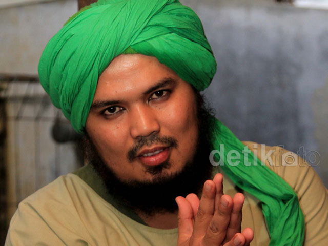 Membandingkan Ucapan 'Sinting' Istri Andre Taulany ke 