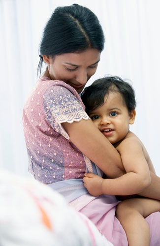 9 Tradisi Unik Kelahiran Bayi, Tinggal Bareng Mertua 