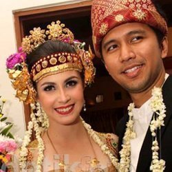 Arumi Bachsin Dan Emil Dardak Resmi Menikah