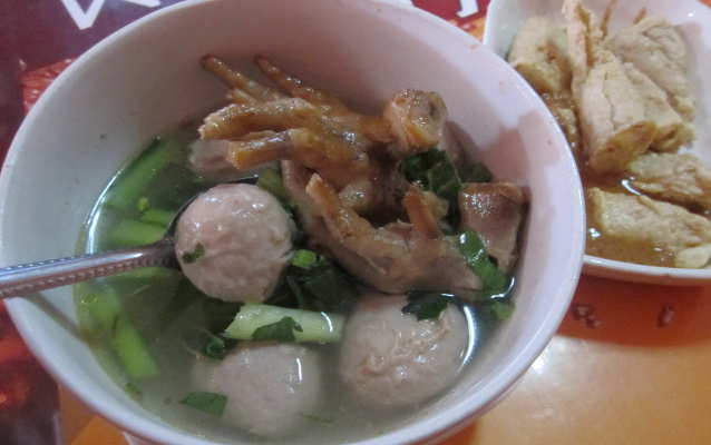 ayam sop spanduk dan Batan: Bakso Gurih Upuy Slruup! Sedap Warung Ceker