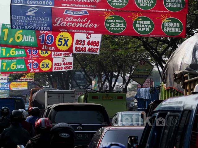 Banyak Spanduk Jalan Alternatif Cibubur Kumuh