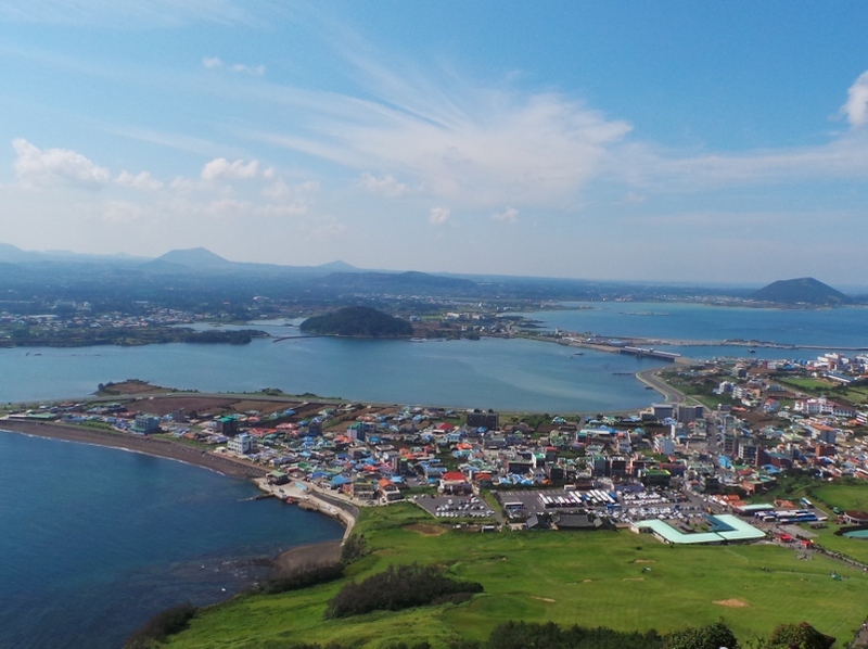 Cantiknya Pulau Jeju dari Bukit Seongsan