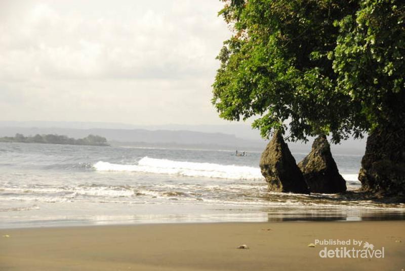 Menaklukkan Gulungan Ombak Pantai Batu Karas