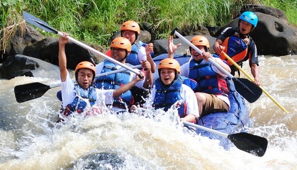 Operator Tur Aneka Tur Operator yang Menjual Paket Rafting