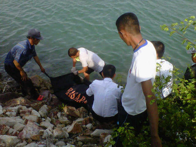 Mayat Pria Dalam Karung Ditemukan Mengapung Di Laut Batam