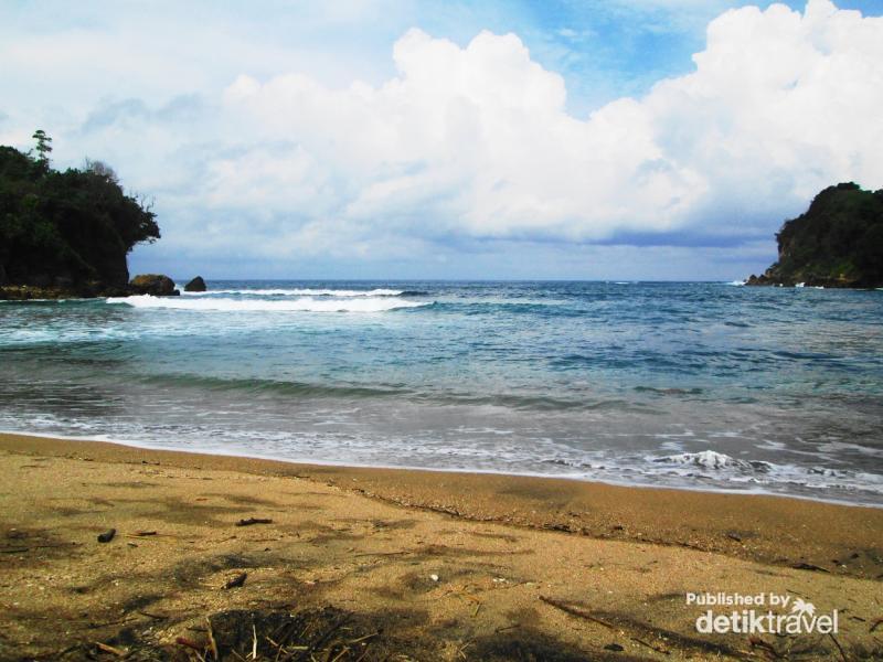  Pantai Pangi Surga Kecil Milik Blitar 