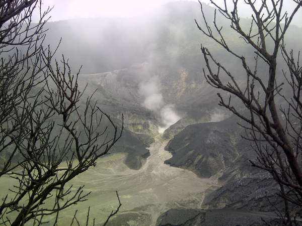 Tangkuban Perahu, Cinta Terlarang Ibu dan Anak Kandung