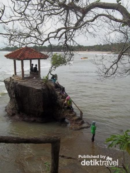 Pantai Karang Bolong Yang Semakin Apik