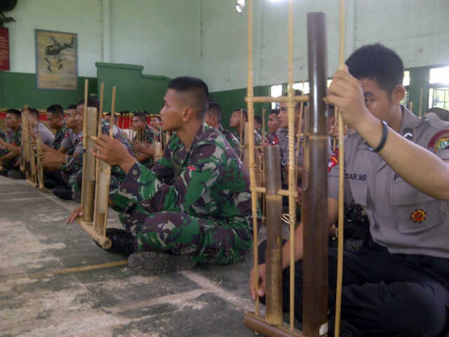 Prajurit Kostrad TNI Ngamuk dan Tembakan di Bank BUMN, Praka SI Selipkan Senapan Serbu