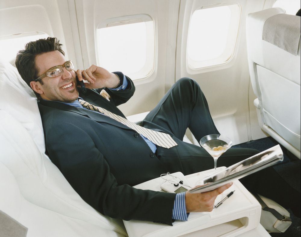 Люди в самолете. Мужчина в самолете. Бизнесмен в самолете. Успешный бизнесмен в самолете. Парень в самолете.