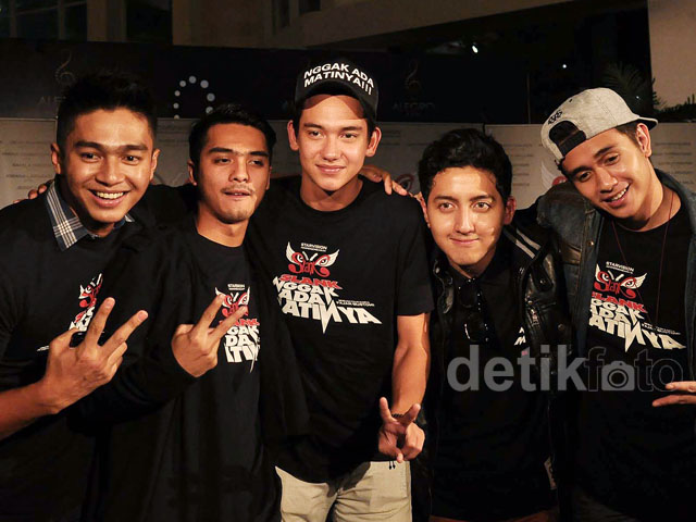 Slank Dan Pemeran Slank Nggak Ada Matinya Link download album lagu terbaru, streaming nonton videonya disini. slank dan pemeran slank nggak ada matinya