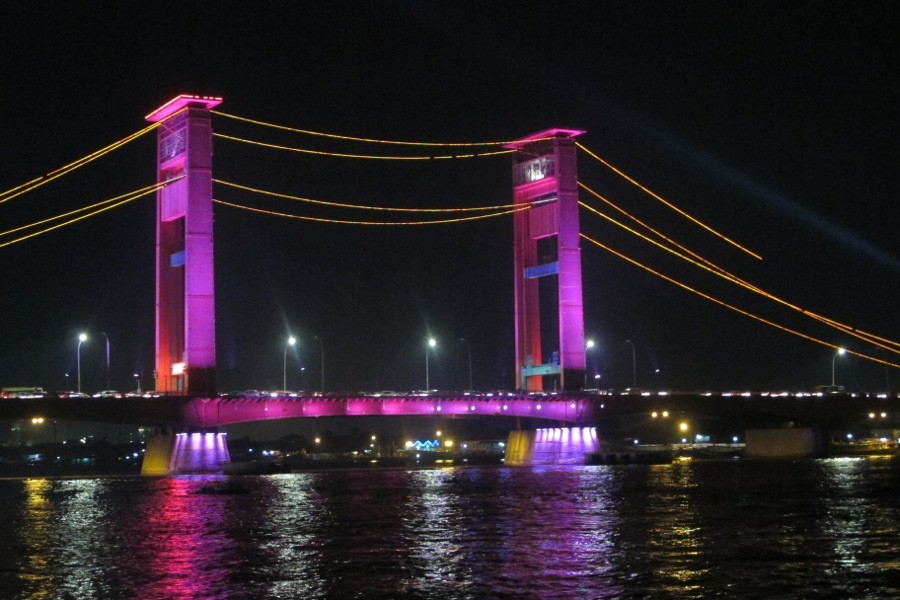 Begini Cantiknya Jembatan  Ampera di Malam  Hari