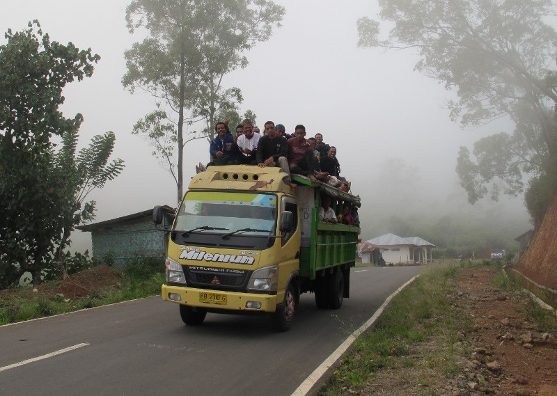 Kendaraan Umum yang Unik di Flores, Truk Modifikasi!