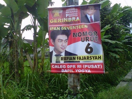 Setelah Caleg Penunggu Pohon Muncul Caleg Tiang Listrik Setelah Caleg Penunggu Pohon Muncul Caleg Tiang Listrik