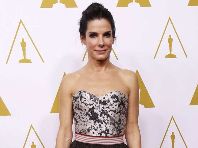 Sandra Bullock Tampil Berbunga