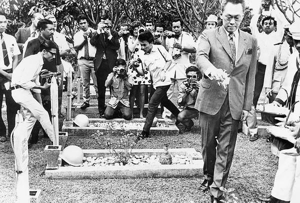 Ini Foto Saat Lee Kuan Yew Nyekar ke Makam Usman-Harun di 