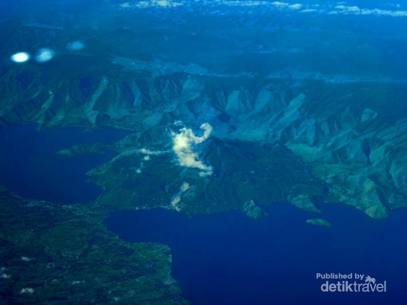  Pemandangan  Cantik Danau Laut Tawar di Aceh dari  Atas  Pesawat 