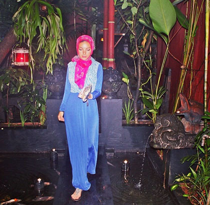 Hijab Style: Tampil Stylish Ala Noor Tagouri, Reporter 