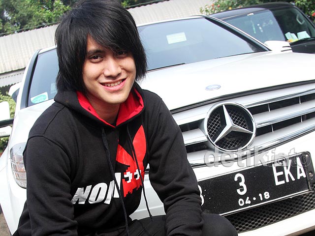 Pose Kevin  Aprilio  dengan Mobil  Putih Mewahnya