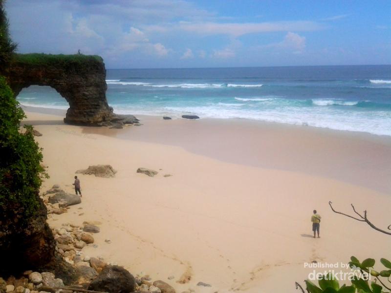 Ada Batu Karang Bolong Pantai Bwanna Di Sumba Seindah Nirwana