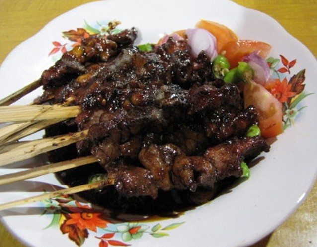 Jajanan Asyik di Malam Hari, Sate Ayam Plus Roti Bakar